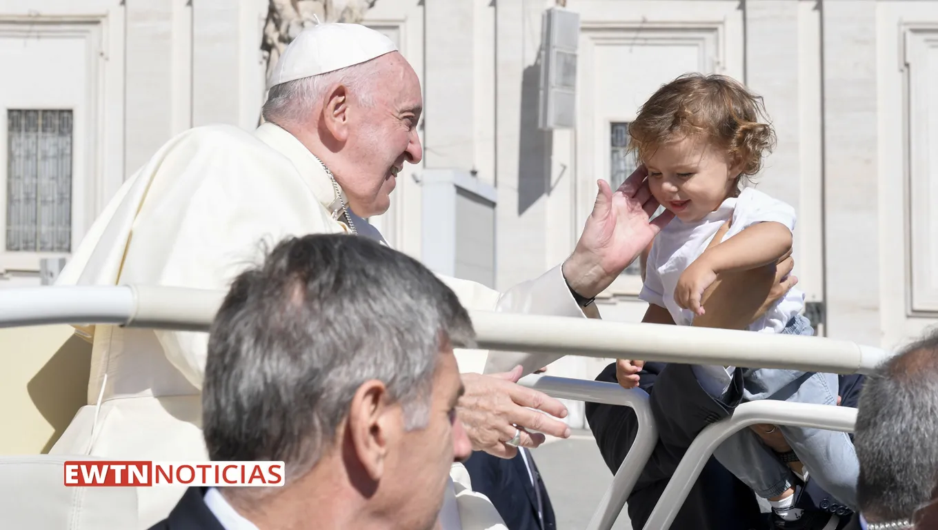 Papa Francisco saludando a los peregrinos. Crédito: EWTN Noticias