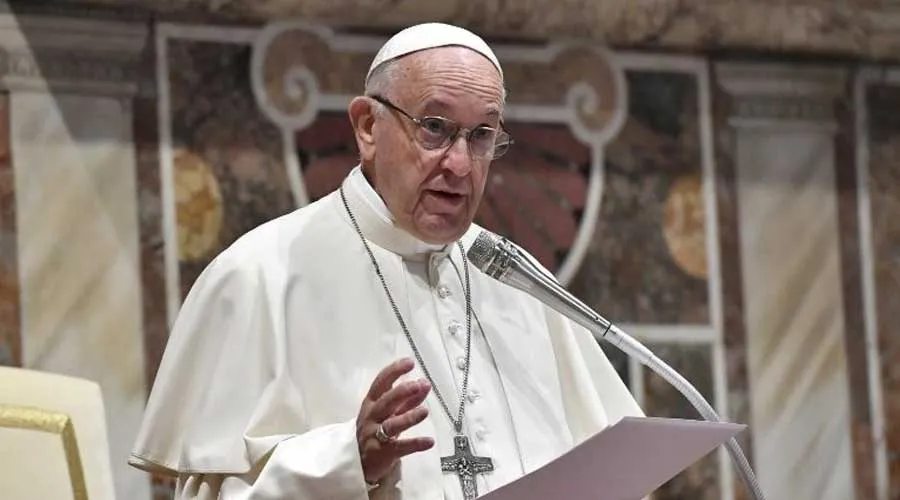 El Papa Francisco da mensaje en el I Encuentro Internacional de rectores y colaboradores de los Santuarios. Foto: Vatican Media.