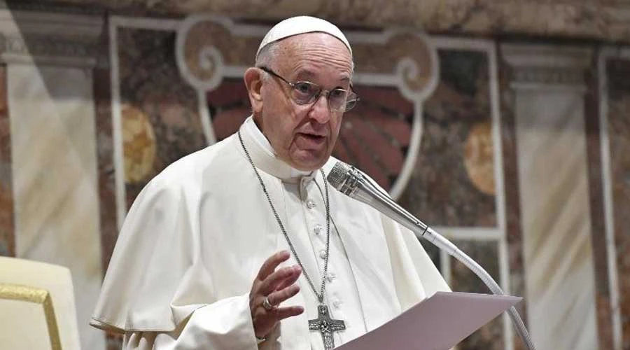 El Papa Francisco da mensaje en el I Encuentro Internacional de rectores y colaboradores de los Santuarios. Foto: Vatican Media.?w=200&h=150