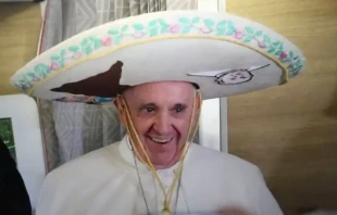 El Papa Francisco en el aviu00f3n rumbo a Mu00e9xico, en 2016. Cru00e9dito: Alan Holdren / ACI Prensa. 