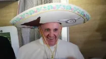El Papa Francisco en el avión rumbo a México, en 2016. Crédito: Alan Holdren / ACI Prensa.