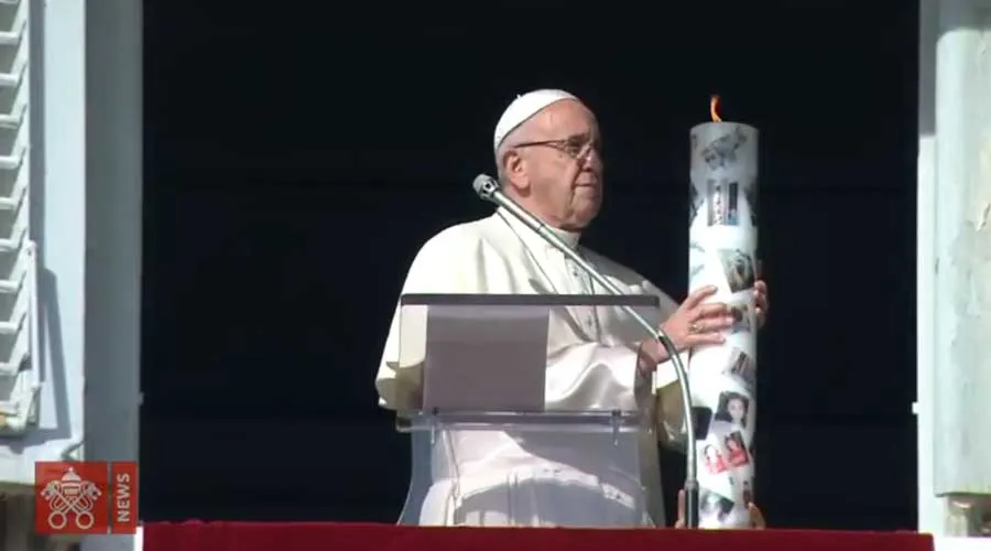 El Papa Francisco enciende una vela en Adviento por la paz en Siria