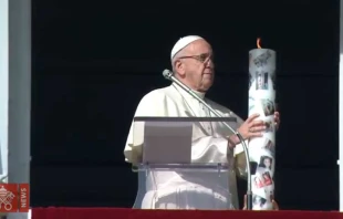 Papa Francisco enciende vela por Siria tras el rezo del u00c1ngelus. Foto: Vatican Media. 