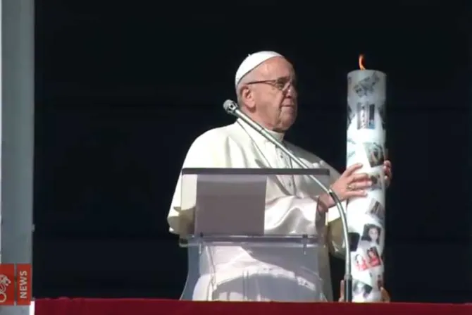 El Papa Francisco enciende una vela en Adviento por la paz en Siria