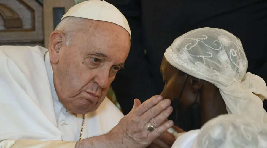 El Papa Francisco bendice a una de las víctimas que dio su testimonio en la Nunciatura Apostólica en Kinshasa, en la República Democrática del Congo. Crédito: Vatican Media?w=200&h=150