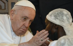 El Papa Francisco bendice a una de las vu00edctimas que dio su testimonio en la Nunciatura Apostu00f3lica en Kinshasa, en la Repu00fablica Democru00e1tica del Congo. Cru00e9dito: Vatican Media 
