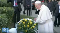 Papa Francisco reza ante monumento a víctimas del gueto de Vilna, en Lituania. Foto: Captura de video / Vatican Media.