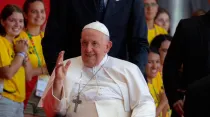 El Papa Francisco en el encuentro con los voluntarios de la JMJ Lisboa 2023. Crédito: Daniel Ibáñez / ACI Prensa