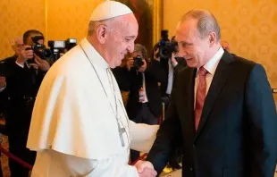 El Papa Francisco y Vladimir Putin. Crédito: Vatican Media 