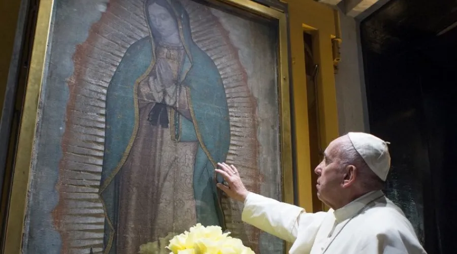 El Papa Francisco rezando ante la imagen de la Virgen de Guadalupe. Crédito: Vatican Media.?w=200&h=150
