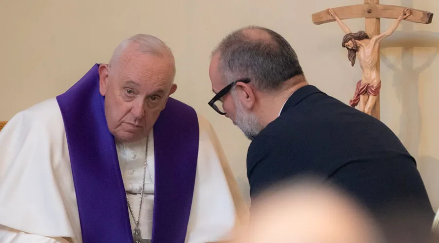 El Papa Francisco confiesa a un fiel durante la ceremonia penitencial "24 horas para el Señor". Crédito: Daniel Ibáñez (ACI)?w=200&h=150