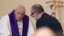 El Papa Francisco confiesa a un fiel durante la ceremonia penitencial "24 horas para el Señor". Crédito: Daniel Ibáñez (ACI)