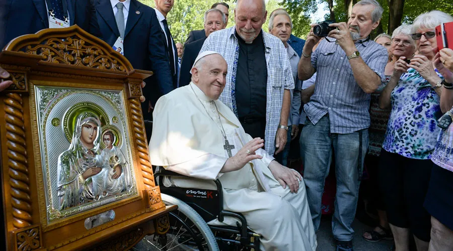 El Papa Francisco regala a ancianos y enfermos de VIH un cuadro de la Virgen María