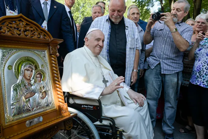 El Papa Francisco regala a ancianos y enfermos de VIH un cuadro de la Virgen María