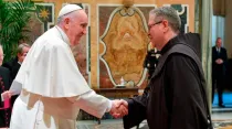 El Papa Francisco y el custodio de Tierra Santa, P. Francesco Patton. Crédito: Vatican Media