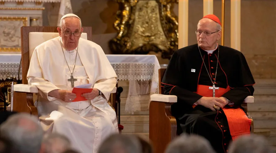 El Papa Francisco advierte desde Hungría que el secularismo amenaza a la familia