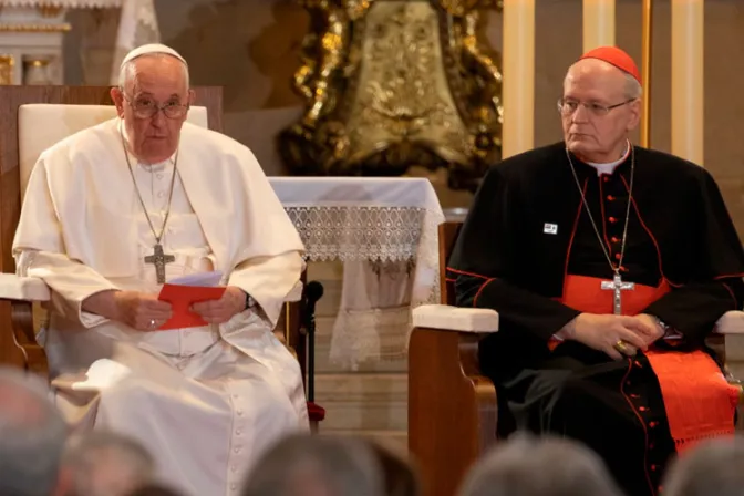 El Papa Francisco advierte desde Hungría que el secularismo amenaza a la familia