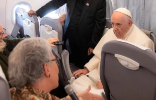 El Papa Francisco durante la rueda de prensa en el vuelo de retorno de Hungru00eda. Cru00e9dito: Daniel Ibu00e1u00f1ez (ACI) 