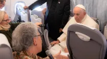 El Papa Francisco durante la rueda de prensa en el vuelo de retorno de Hungría. Crédito: Daniel Ibáñez (ACI)