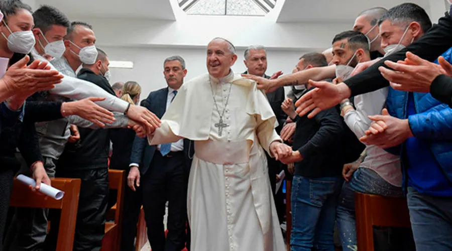 El Papa Francisco durante la visita a una cárcel italiana para celebrar la Misa de la Cena del Señor. Crédito: Vatican Media