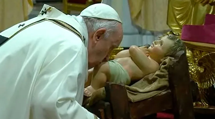 El Papa Francisco besa la imagen del Niño Jesús en la Basílica de San Pedro. Crédito: Vatican Media (captura de imagen)