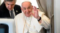 El Papa Francisco durante la rueda de prensa en el vuelo de retorno a Roma. Crédito: Vatican Media