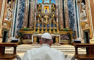 El Papa Francisco reza ante la imagen de la Virgen Salus Populi Romani. Cru00e9dito: Vatican Media 