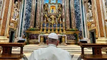 El Papa Francisco reza ante la imagen de la Virgen Salus Populi Romani. Crédito: Vatican Media