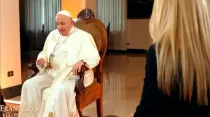 El Papa Francisco durante la entrevista con TG5 de la televisión italiana. Crédito: Captura de video (TG5)