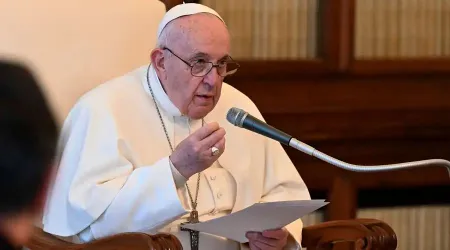 El Papa Francisco llama a sacerdotes a rechazar las satisfacciones mundanas