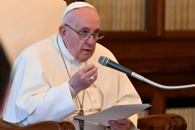 El Papa Francisco llama a sacerdotes a rechazar las satisfacciones mundanas