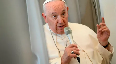 Papa Francisco marca diferencia entre la persona homosexual y el lobby gay