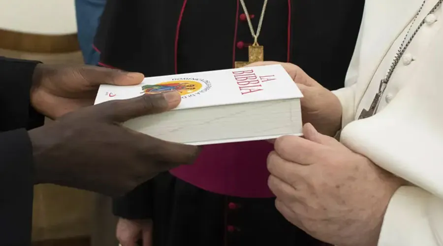 Papa Francisco regala una Biblia. Crédito: Vatican Media.