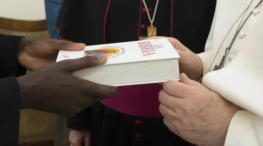 Papa Francisco regala una Biblia. Crédito: Vatican Media.?w=200&h=150