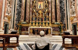 Papa Francisco frente al icono de la Salus Populi Romani. Cru00e9dito: Vatican Media 