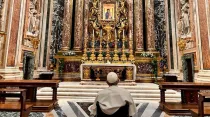 Papa Francisco frente al icono de la Salus Populi Romani. Crédito: Vatican Media