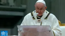 El Papa Francisco durante la Misa por la Natividad del Señor. Crédito: Vatican Media (captura de pantalla)