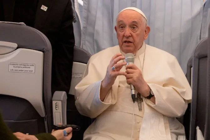 Rueda de prensa del Papa Francisco en el vuelo de retorno de Hungría