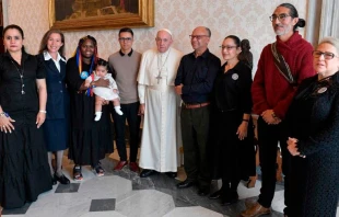 El Papa Francisco recibe en el Vaticano a representantes de las vu00edctimas del conflicto armado en Colombia. Cru00e9dito: Vatican Media 