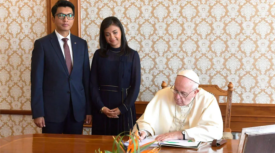 El Papa firma en el libro de honor del Palacio Presidencial. Foto: Vatican Media?w=200&h=150