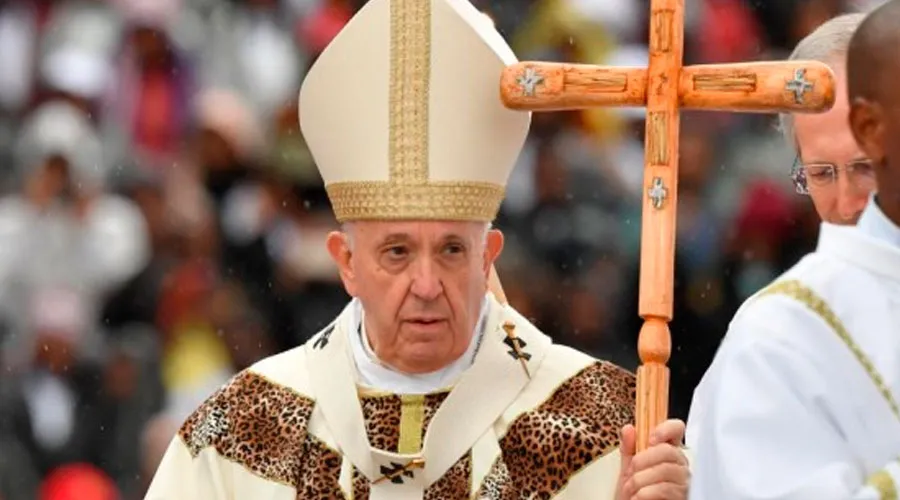 El Papa Francisco durante la Misa en Mozambique. Crédito: Vatican Media