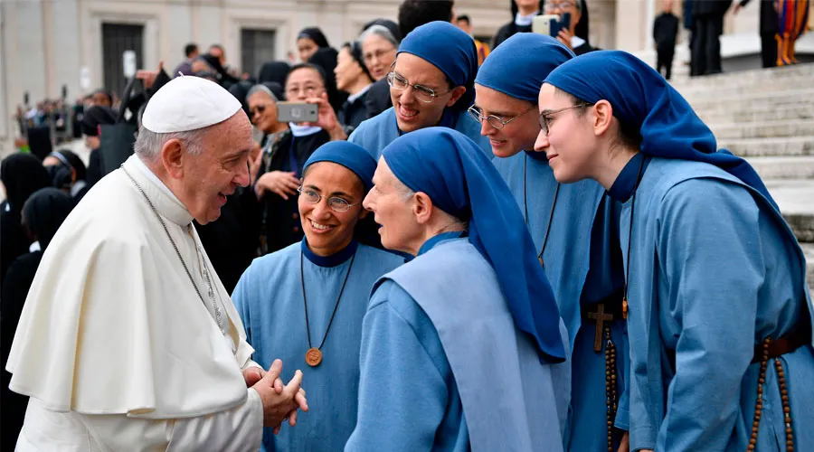 El Papa conversa con un grupo de religiosas. Foto: Vatican Media
