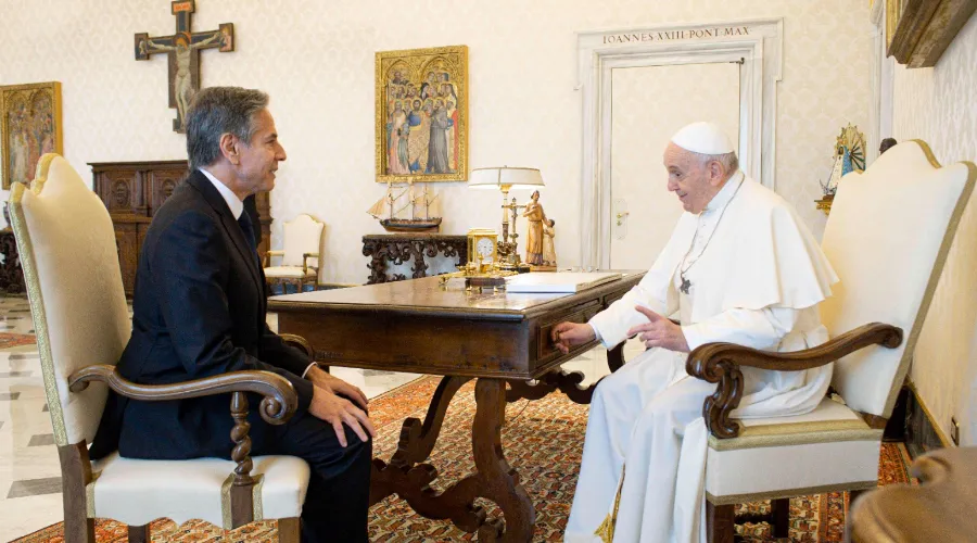 El Papa conversa con el Secretario de Estado Blinken. Foto: Vatican Media