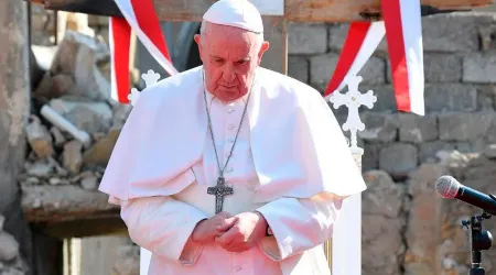 El Papa rezó por víctimas de la guerra en ruinas de Mosul, desde donde ISIS juró matarlo