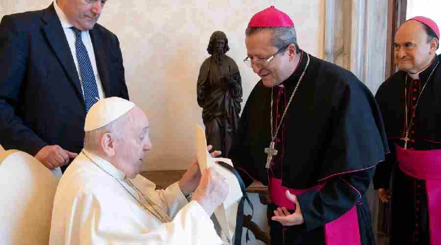 Papa Francisco con Mons.Joel Ocampo Gorostieta, obispo de Ciudad Altamirano. Crédito: Redes de la Arquidiócesis de Ciudad de Altamirano?w=200&h=150