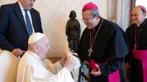 Papa Francisco con Mons.Joel Ocampo Gorostieta, obispo de Ciudad Altamirano. Crédito: Redes de la Arquidiócesis de Ciudad de Altamirano