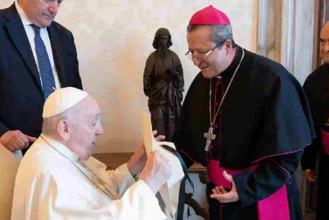 Regalan al Papa Francisco un sombrero hecho por víctima de la violencia en México
