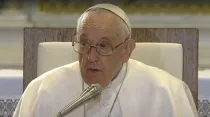 Papa Francisco en su discurso al clero y consagrados de Hungría. Captura de pantalla de Vatican News.