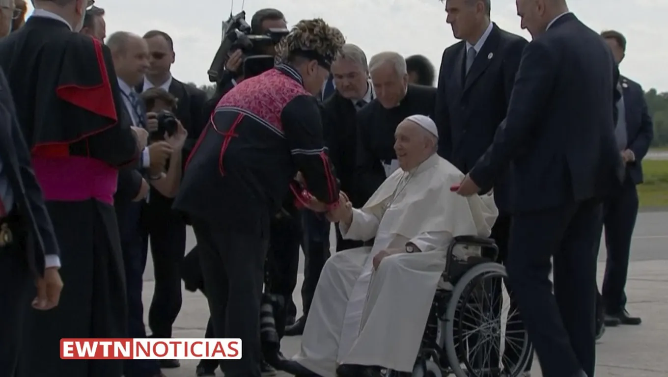 Papa Francisco saludando a líder indígena en el aeropuerto internacional de Quebec. Crédito: EWTN Noticias?w=200&h=150