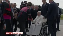 Papa Francisco saludando a líder indígena en el aeropuerto internacional de Quebec. Crédito: EWTN Noticias